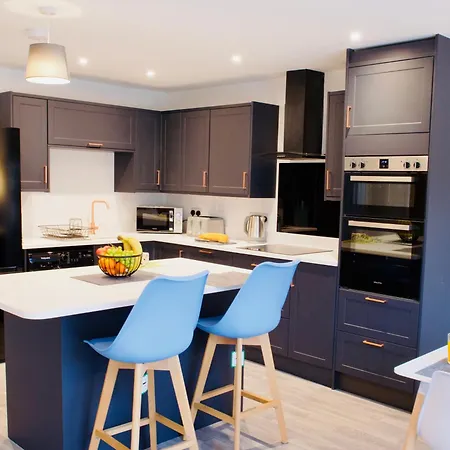 Hideaway House, Sleeps 9, With Parking * Bristol