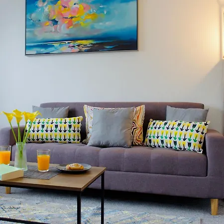 Hideaway House, Sleeps 9, With Parking Feriehus