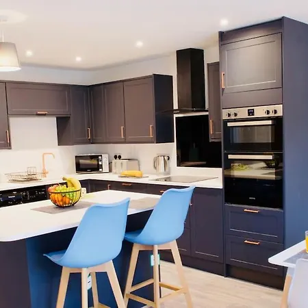 Hideaway House, Sleeps 9, With Parking Дом отдыха *