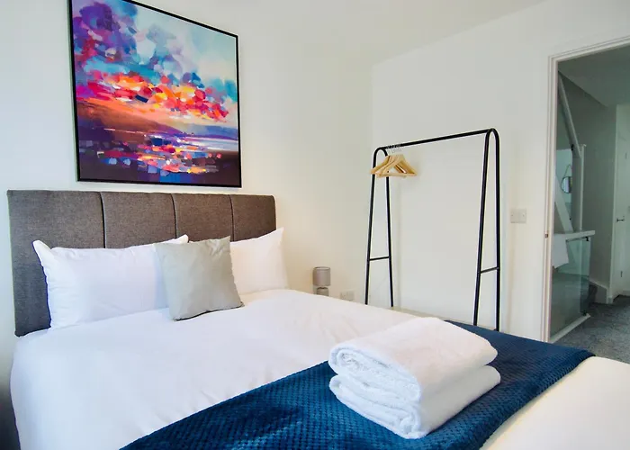 Hideaway House, Sleeps 9, With Parking Holiday home