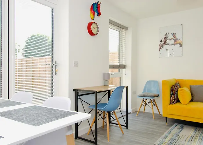 Hideaway House, Sleeps 9, With Parking Holiday home *