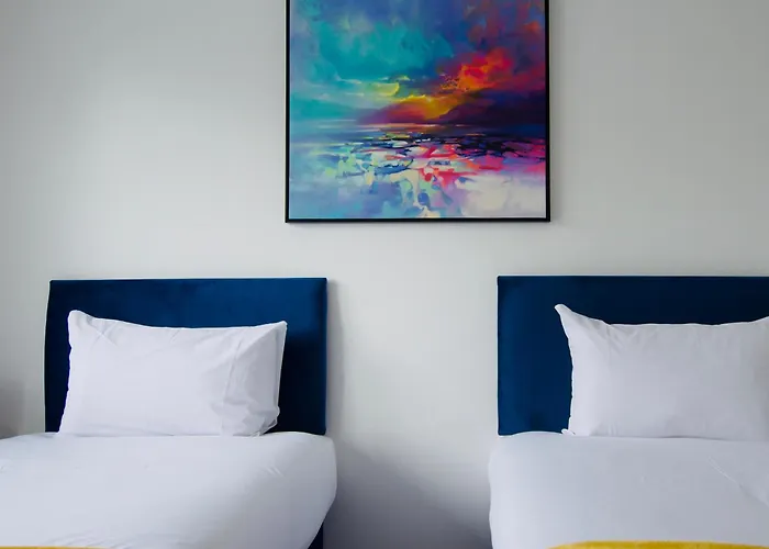 Hideaway House, Sleeps 9, With Parking *