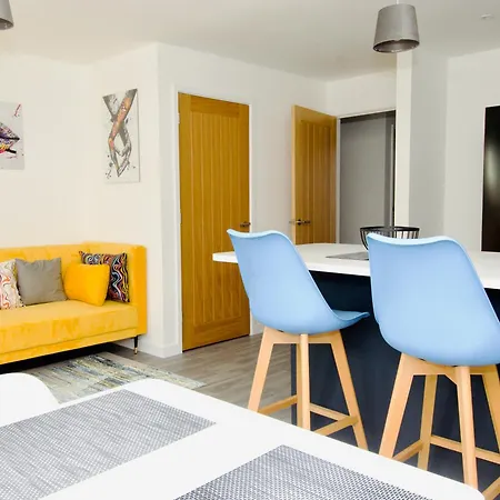 Hideaway House, Sleeps 9, With Parking * Bristol