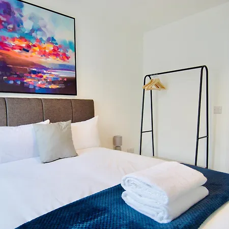 Hideaway House, Sleeps 9, With Parking Holiday home