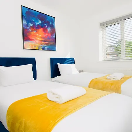 Hideaway House, Sleeps 9, With Parking Holiday home