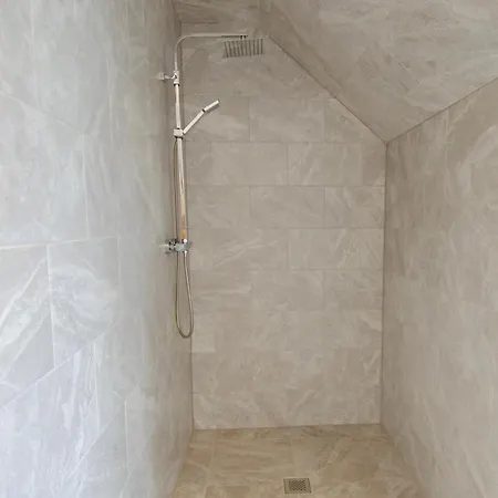 Hideaway House, Sleeps 9, With Parking Tatil Evi