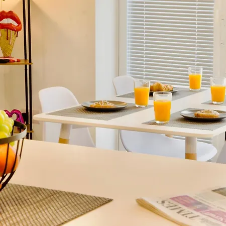 Hideaway House, Sleeps 9, With Parking * Bristol