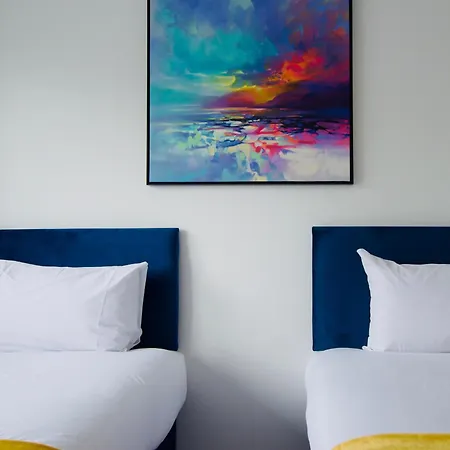 Hideaway House, Sleeps 9, With Parking *