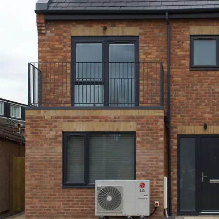 Hideaway House, Sleeps 9, With Parking Holiday home *