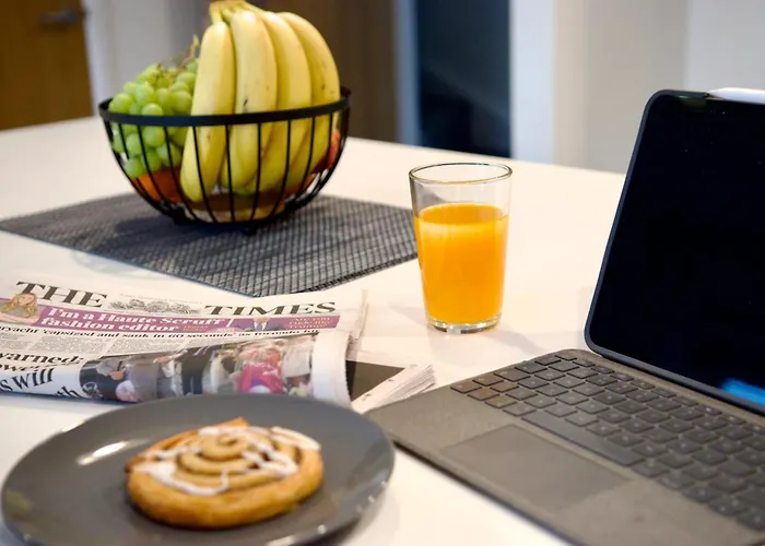 Hideaway House, Sleeps 9, With Parking Будинок відпочинку *