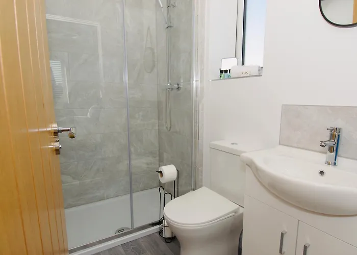 Semesterbostad Hideaway House, Sleeps 9, With Parking *