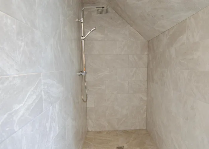 Hideaway House, Sleeps 9, With Parking Будинок відпочинку