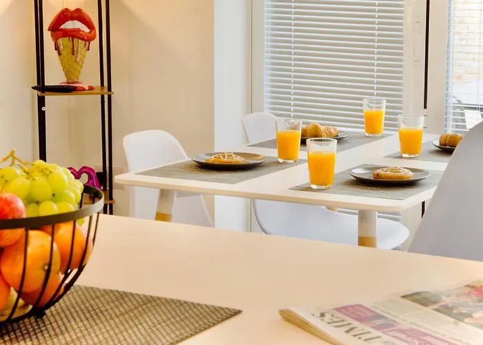 Hideaway House, Sleeps 9, With Parking * Bristol