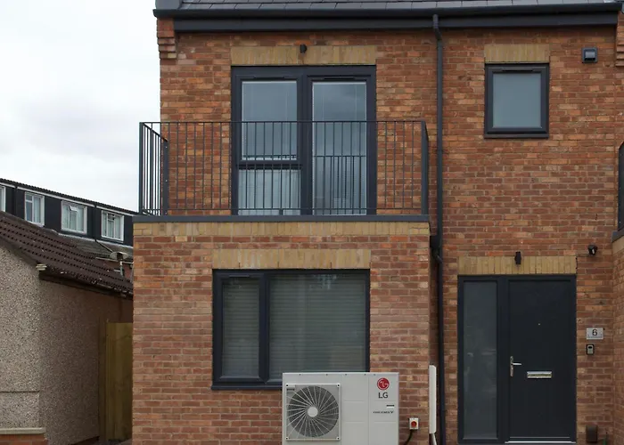 Hideaway House, Sleeps 9, With Parking Будинок відпочинку *